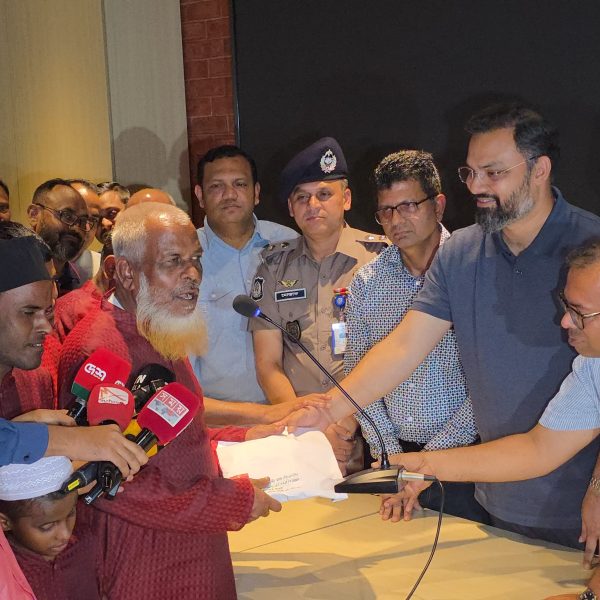 ব্রাহ্মণবাড়িয়ার দৃষ্টি প্রতিবন্ধী সংগীতশিল্পী পরিবারকে অর্থ সহায়তা দিলেন যুব ও ক্রীড়া প্রতিমন্ত্রী মো: আমিনুল হক