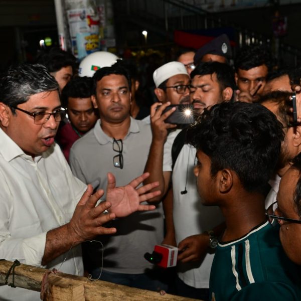 যত্রতত্র ময়লা ফেলা বন্ধে শাহবাগে স্থানীয় সরকার প্রতিমন্ত্রীর ঝটিকা অভিযান
