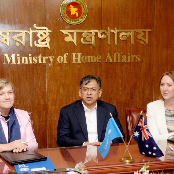 স্বরাষ্ট্রমন্ত্রীর উপস্থিতিতে রোহিঙ্গা জনগোষ্ঠীর জন্য মানবিক সহায়তা সংক্রান্ত চুক্তি স্বাক্ষর