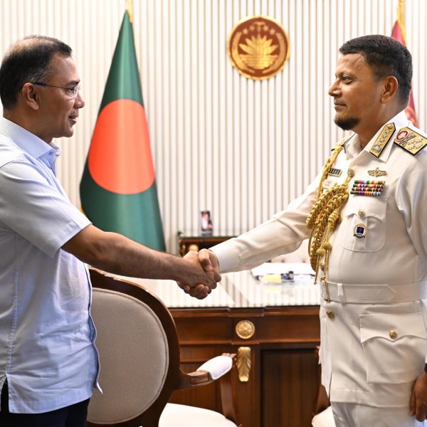 প্রধানমন্ত্রীর সাথে বিদায়ী নৌবাহিনী প্রধানের সৌজন্য সাক্ষাৎ