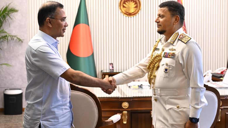 প্রধানমন্ত্রীর সাথে বিদায়ী নৌবাহিনী প্রধানের সৌজন্য সাক্ষাৎ