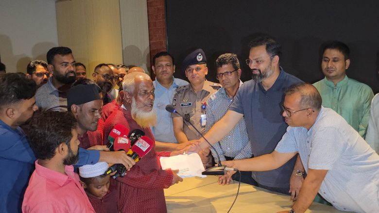 ব্রাহ্মণবাড়িয়ার দৃষ্টি প্রতিবন্ধী সংগীতশিল্পী পরিবারকে অর্থ সহায়তা দিলেন যুব ও ক্রীড়া প্রতিমন্ত্রী মো: আমিনুল হক